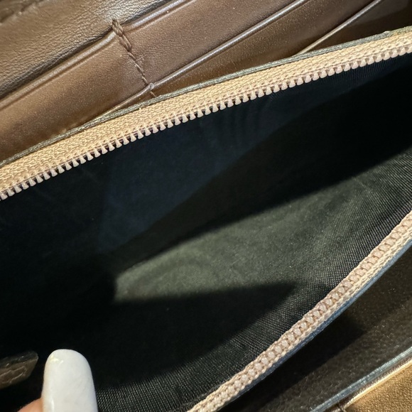 Authentic Gucci patent Guccisima zippy wallet - Picture 5 of 13